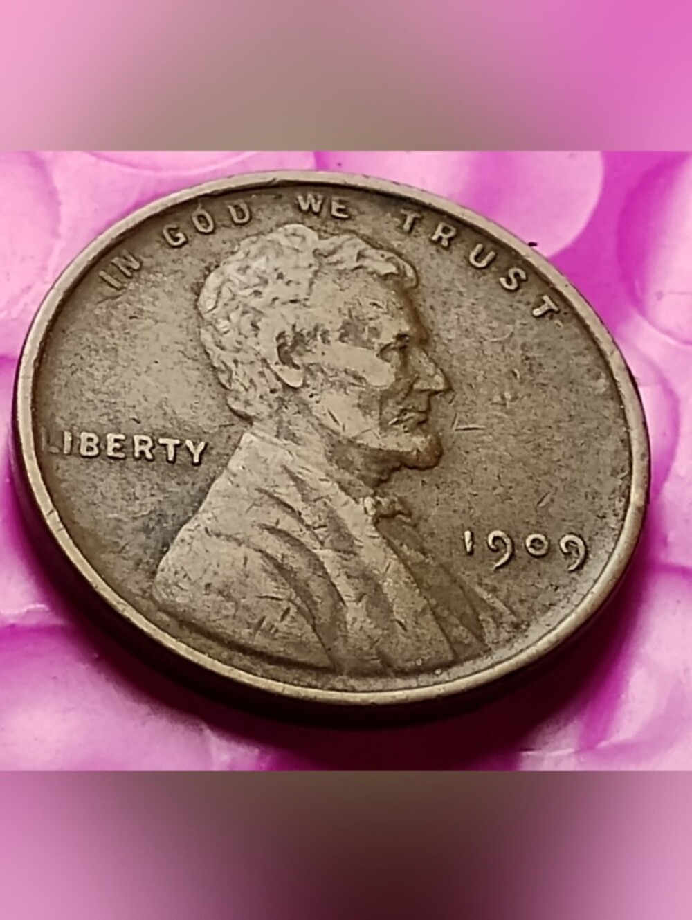 Lincoln Wheat Penny 1909 Close-Up - Copper Tone Vintage